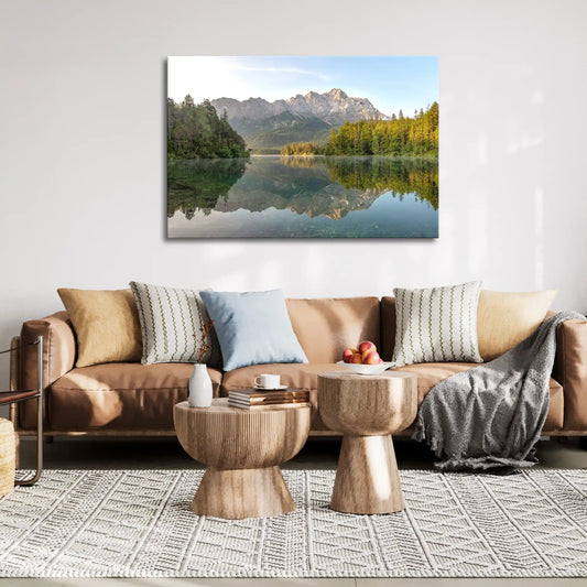 Leinwandbild alpine Berge vor einem stillen Bergsee bei Sonnenaufgang