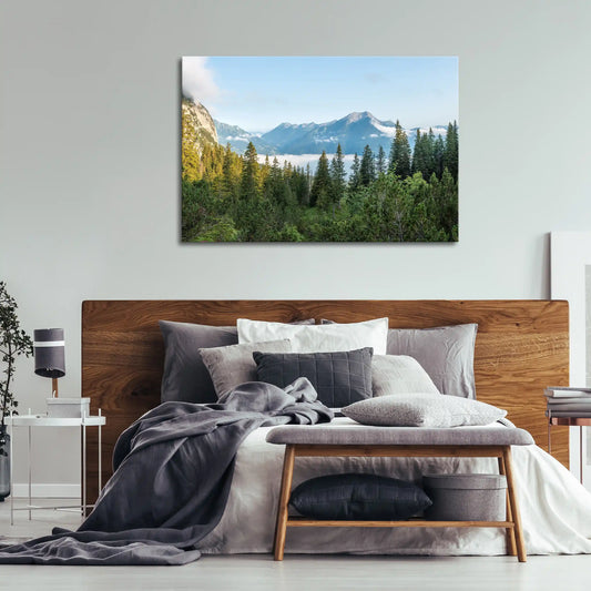 Leinwandbild Berge mit Fichtenwäldern bei Sonnenaufgang