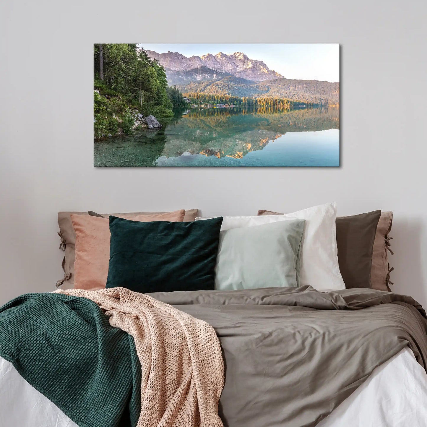 Leinwandbild alpine Berge vor einem stillen Bergsee bei Sonnenaufgang