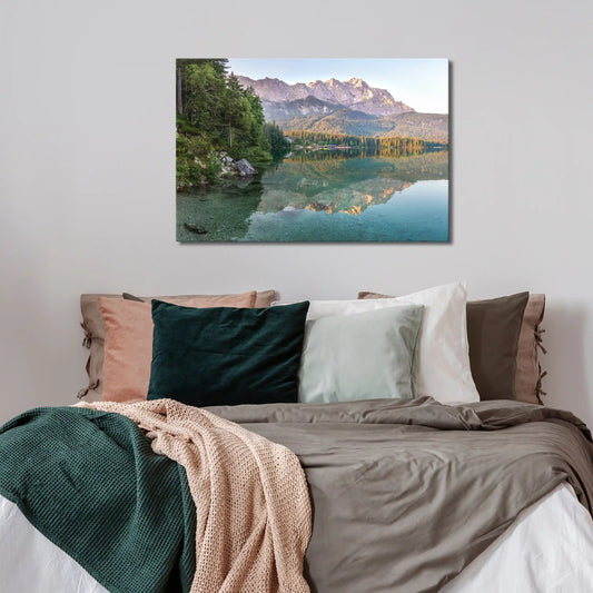 Leinwandbild alpine Berge vor einem stillen Bergsee bei Sonnenaufgang