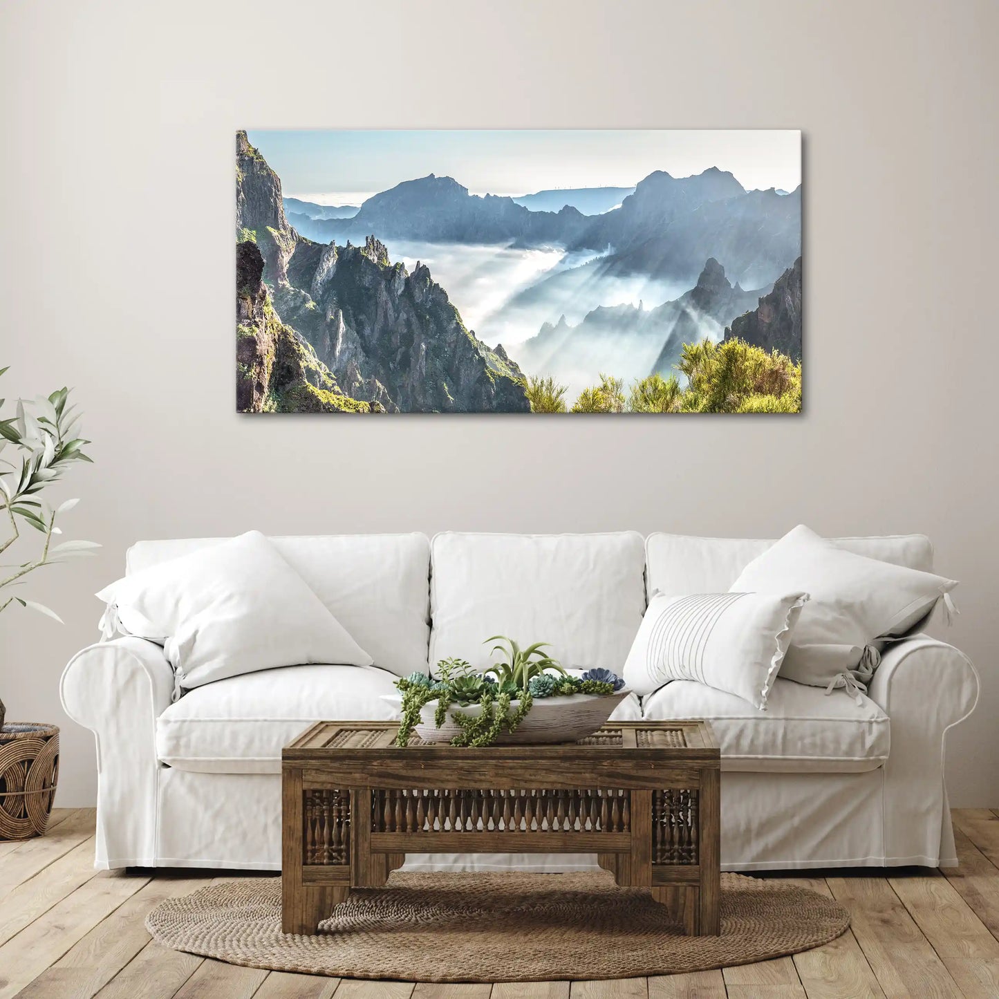 Leinwandbild Berge mit Nebel und Sonnenstrahlen auf Madeira