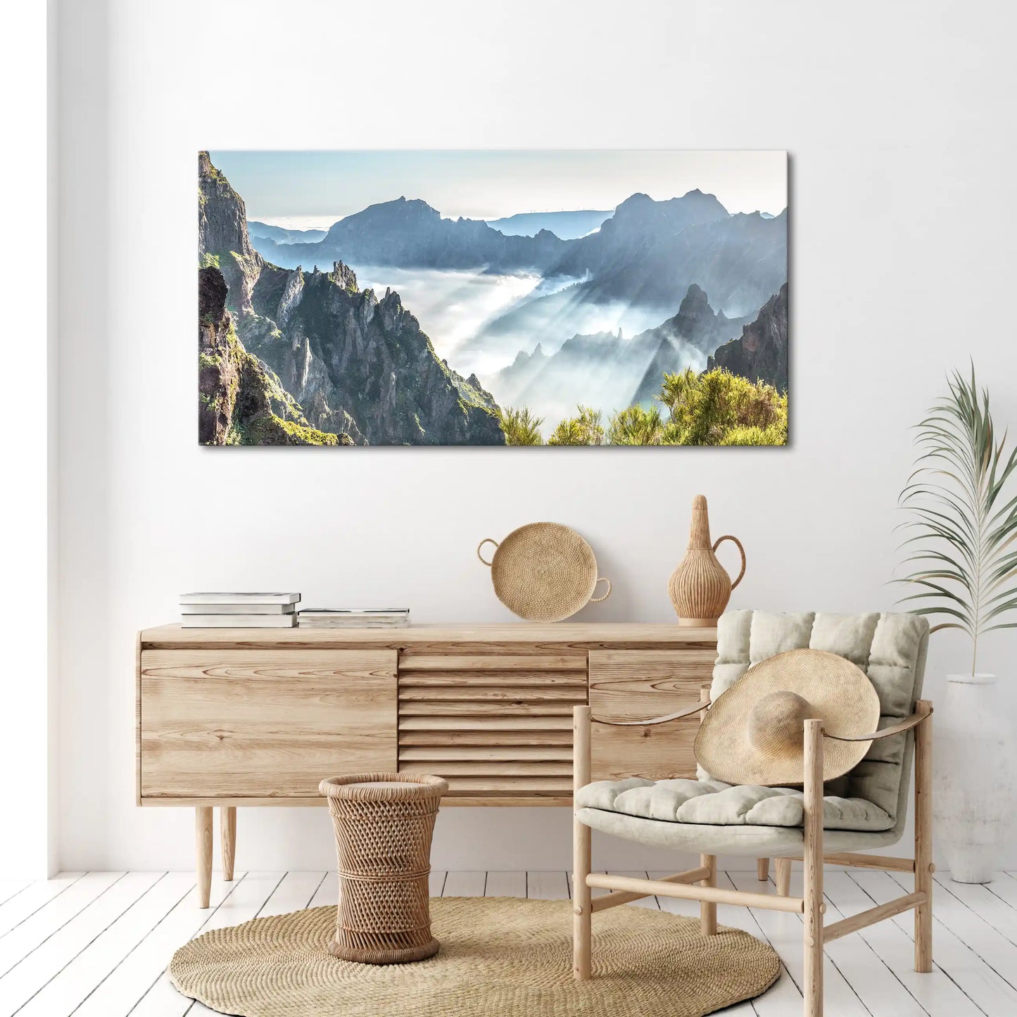 Leinwandbild Berge mit Nebel und Sonnenstrahlen auf Madeira