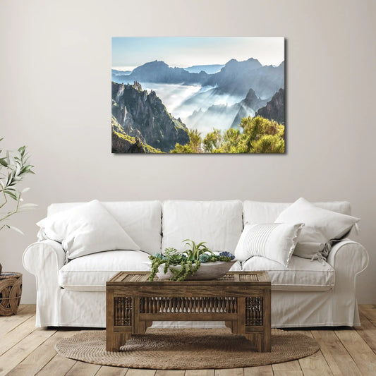 Leinwandbild Berge mit Nebel und Sonnenstrahlen auf Madeira