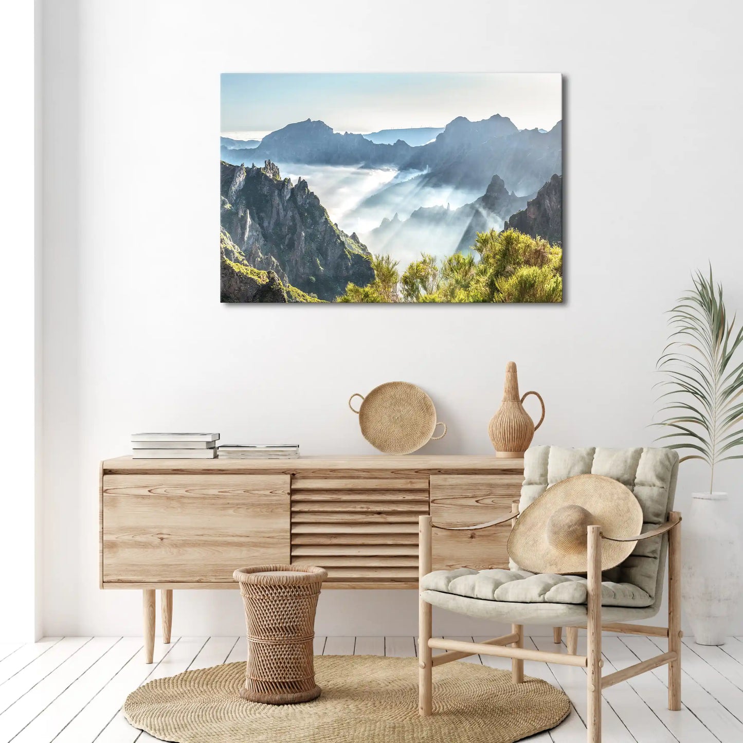 Leinwandbild Berge mit Nebel und Sonnenstrahlen auf Madeira