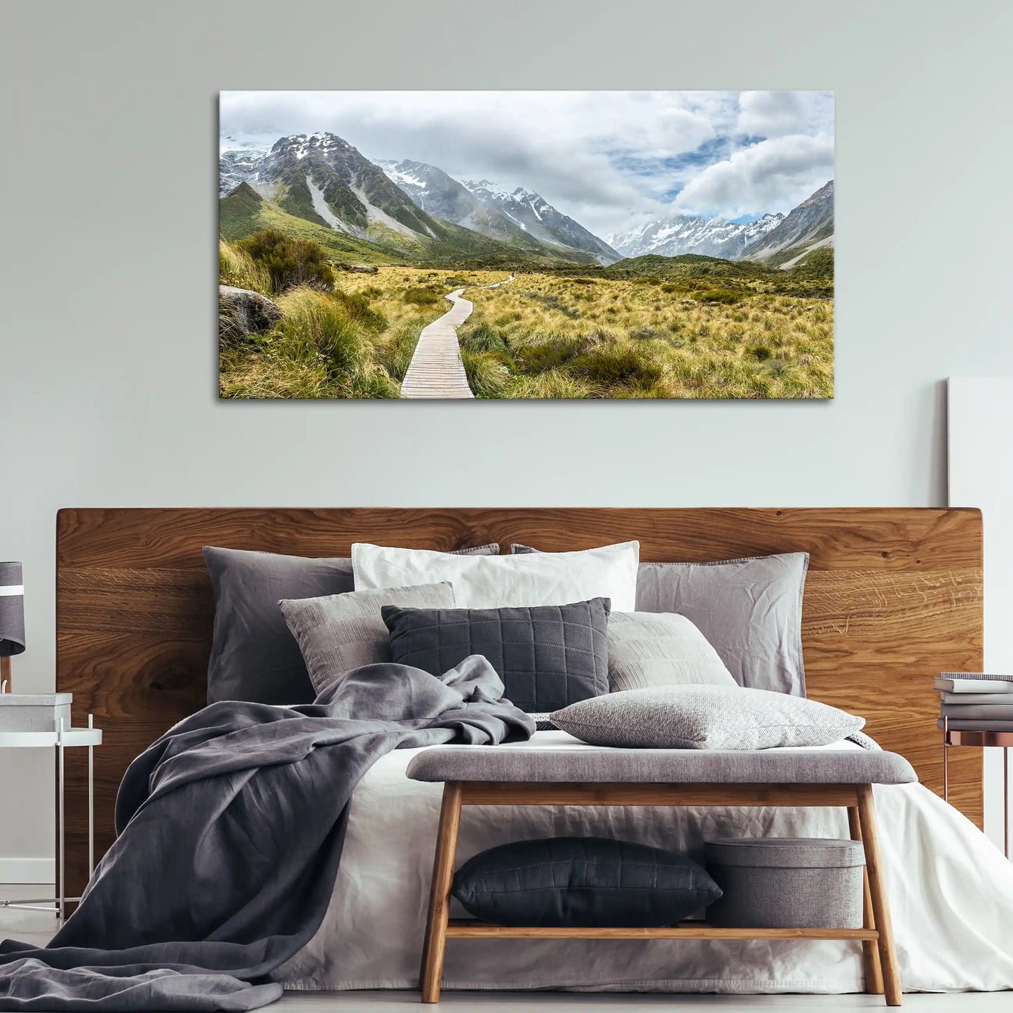 Leinwandbild mit Wanderweg durch alpine Berglandschaft in Neuseeland