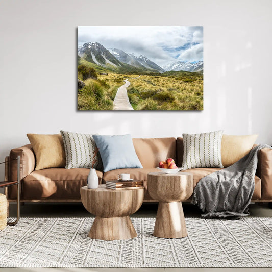 Leinwandbild mit Wanderweg durch alpine Berglandschaft in Neuseeland
