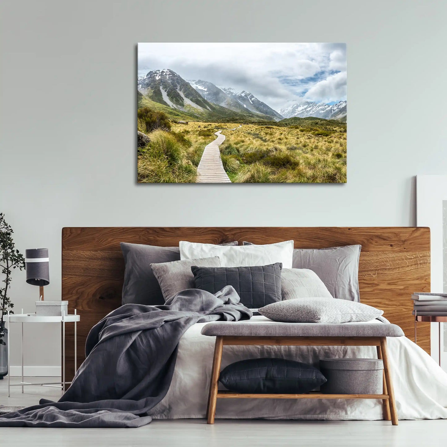 Leinwandbild mit Wanderweg durch alpine Berglandschaft in Neuseeland