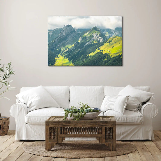 Leinwandbild Schweizer Alpenlandschaft bei bewölktem Himmel