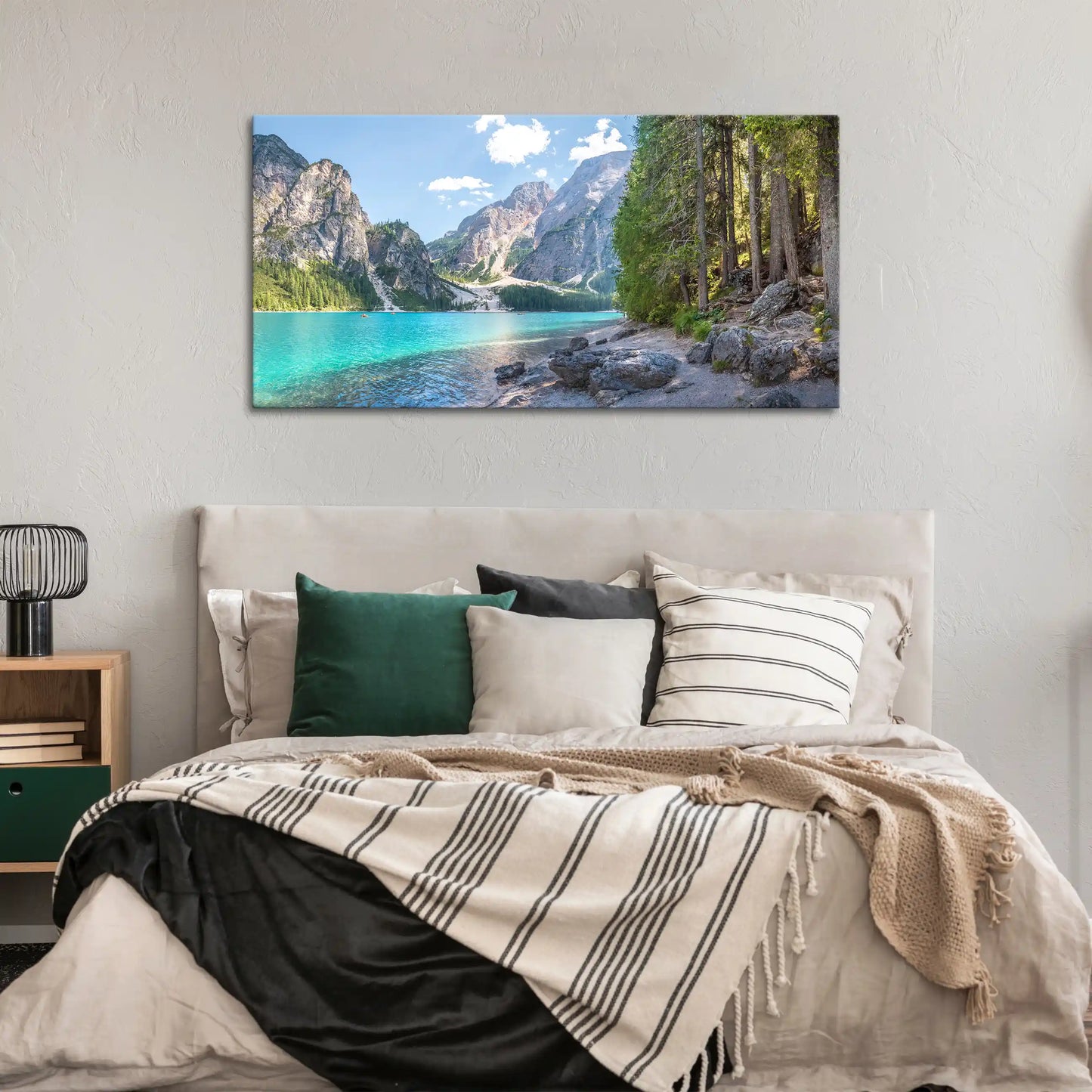 Leinwandbild Alpensee mit türkisem Wasser und Bergen im Hintergrund