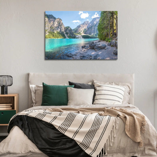 Leinwandbild Alpensee mit türkisem Wasser und Bergen im Hintergrund