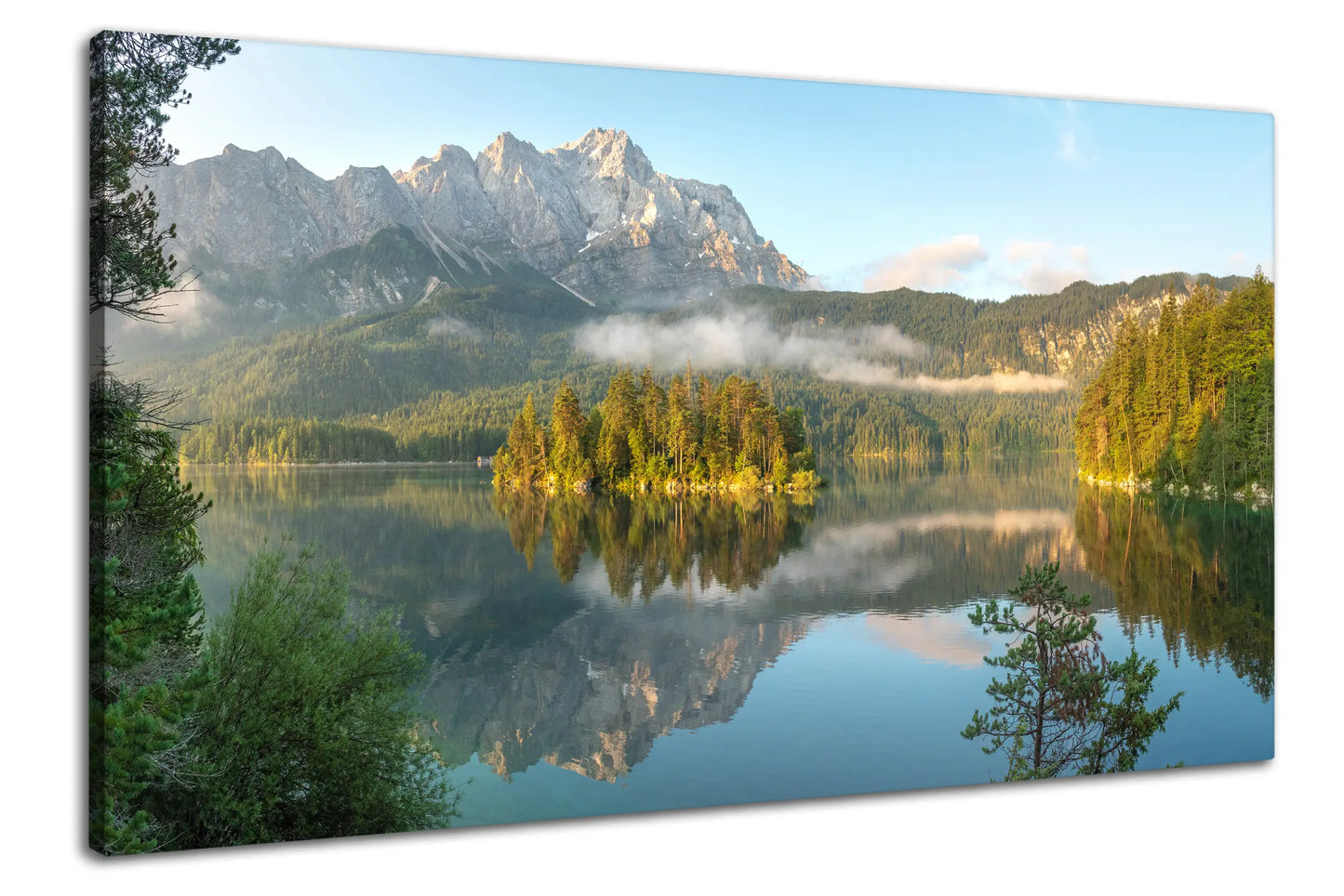 Leinwandbild alpine Berge vor einem stillen Bergsee bei Sonnenaufgang