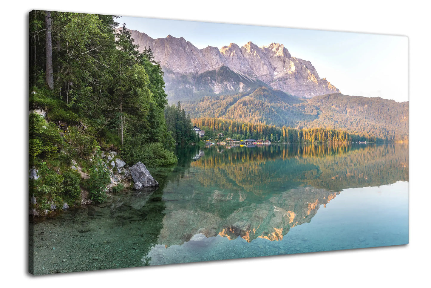 Leinwandbild alpine Berge vor einem stillen Bergsee bei Sonnenaufgang