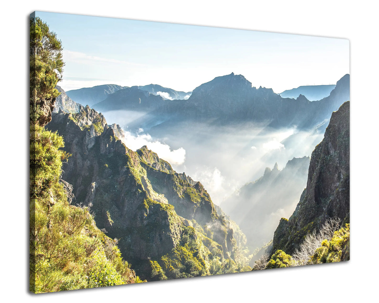 Leinwandbild Morgennebel mit Sonnenstrahlen auf Madeira