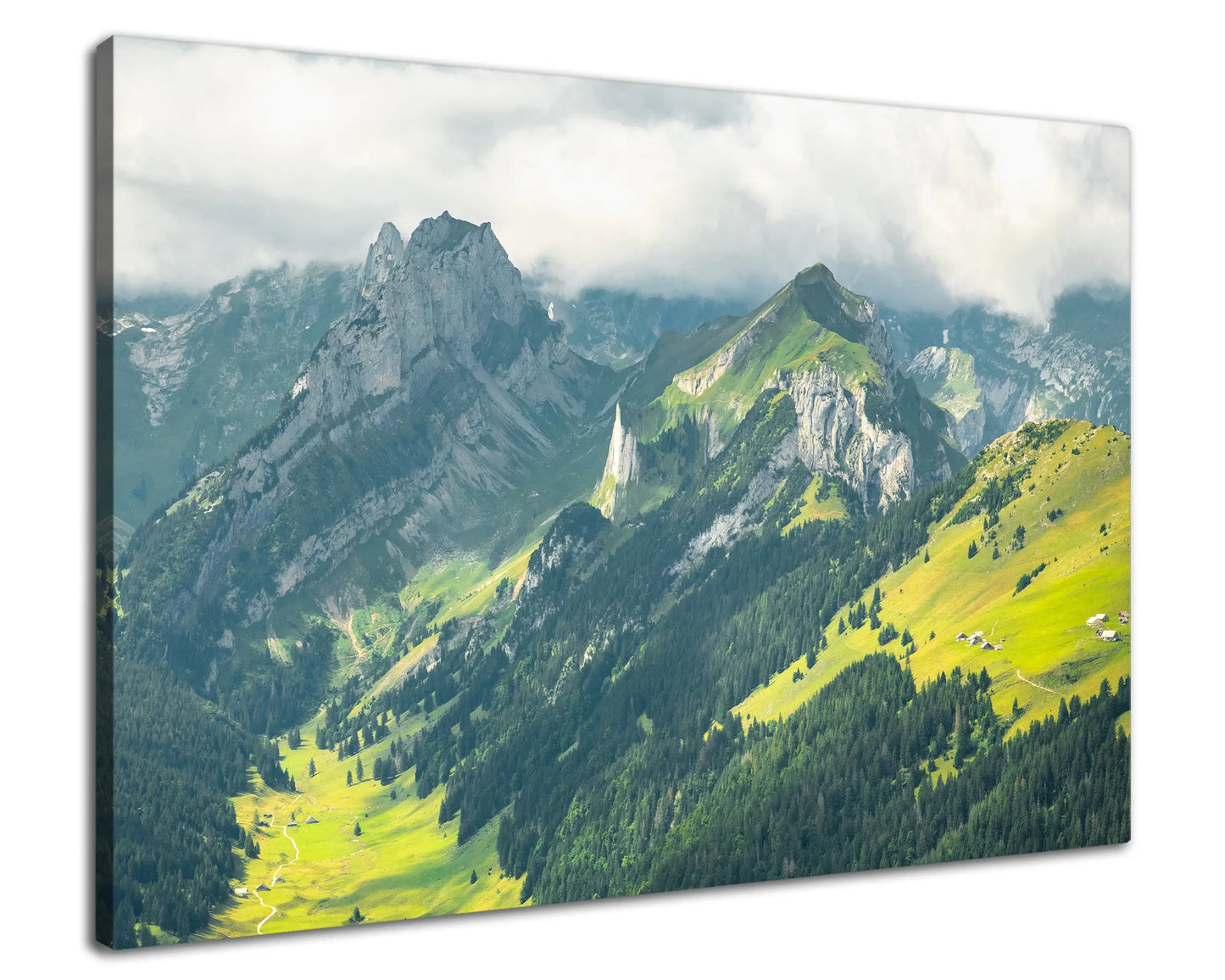 Leinwandbild Schweizer Alpenlandschaft bei bewölktem Himmel