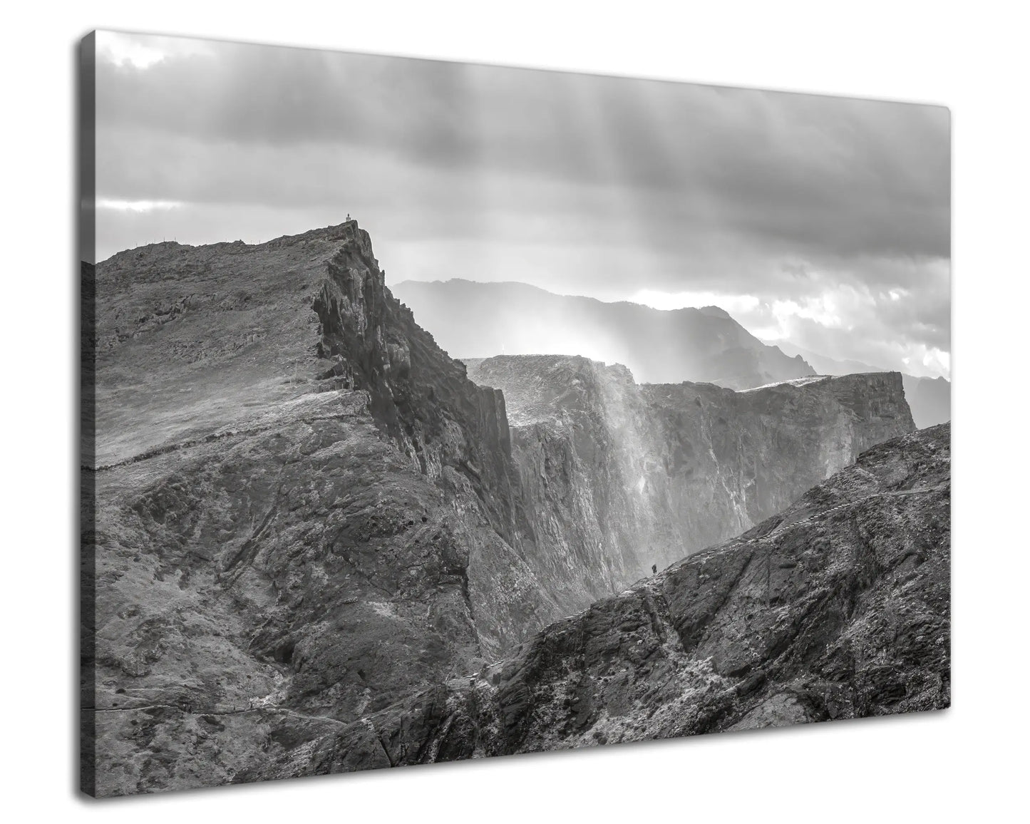 Leinwandbild Felsenlandschaft und Berge auf Maderia in schwarz weiß