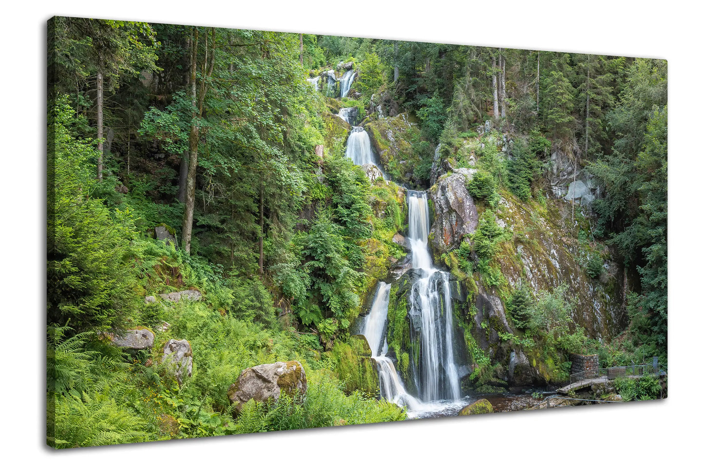 Leinwandbild mit Wasserfall im Schwarzwald umgeben von dichtem Wald