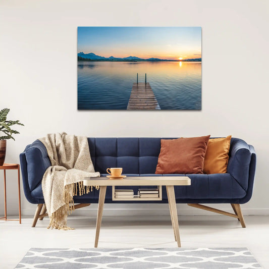 Leinwandbild Holzsteg führt zu einem See im Sonnenuntergang