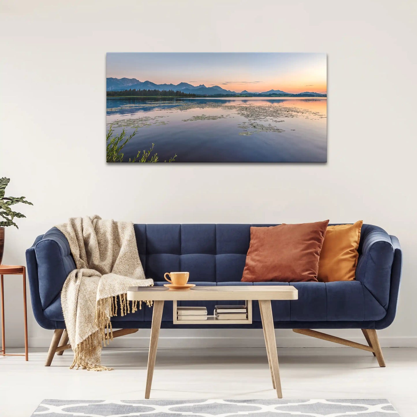 Leinwandbild See bei Sonnenuntergang und Bergen im Hintergrund