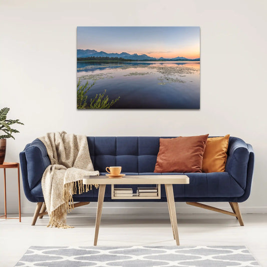 Leinwandbild See bei Sonnenuntergang und Bergen im Hintergrund