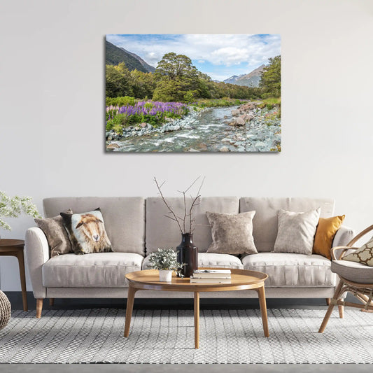 Leinwandbild mit Wildbach und blühenden Wiesen in der Natur