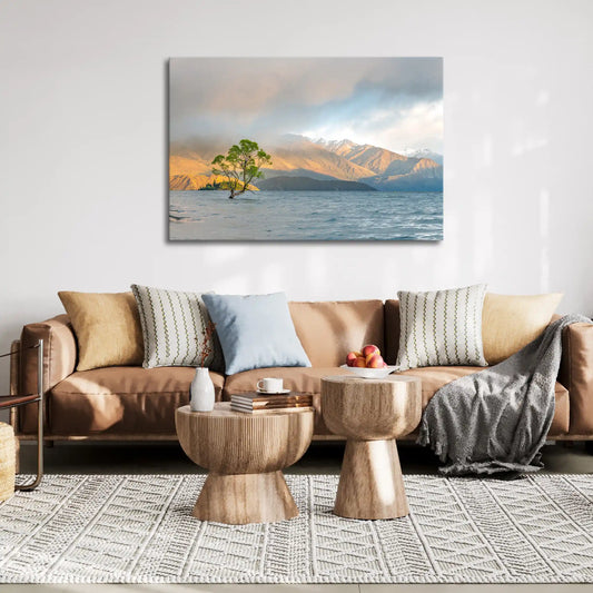 Leinwandbild mit dem Wanaka Tree bei Sonnenaufgang im Bergsee