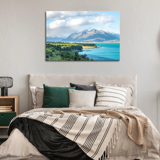 Leinwandbild mit türkisem Bergsee vor alpiner Kulisse