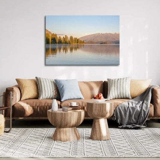 Leinwandbild mit Bergsee in Neuseeland bei Sonnenaufgang und Spiegelung im Wasser