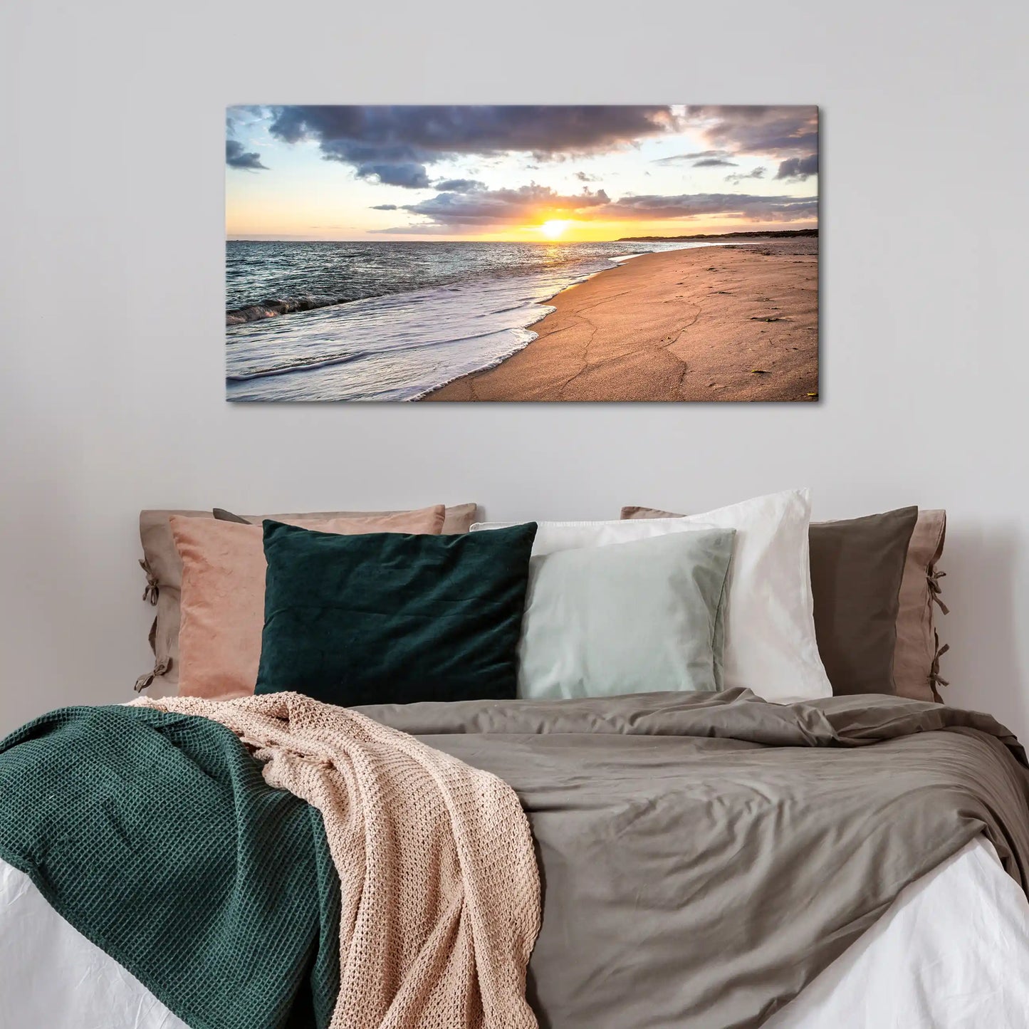 Leinwandbild Strand im Sonnenaufgang am Meer