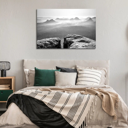 Leinwandbild Nebel und Felsen im Elbsandsteingebirge in schwarz weiß
