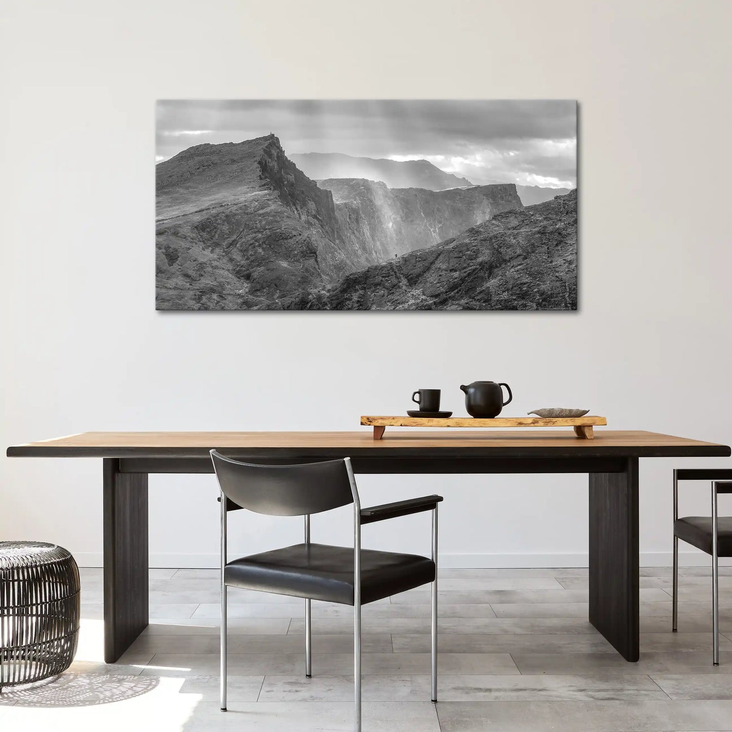 Leinwandbild Felsenlandschaft und Berge auf Maderia in schwarz weiß
