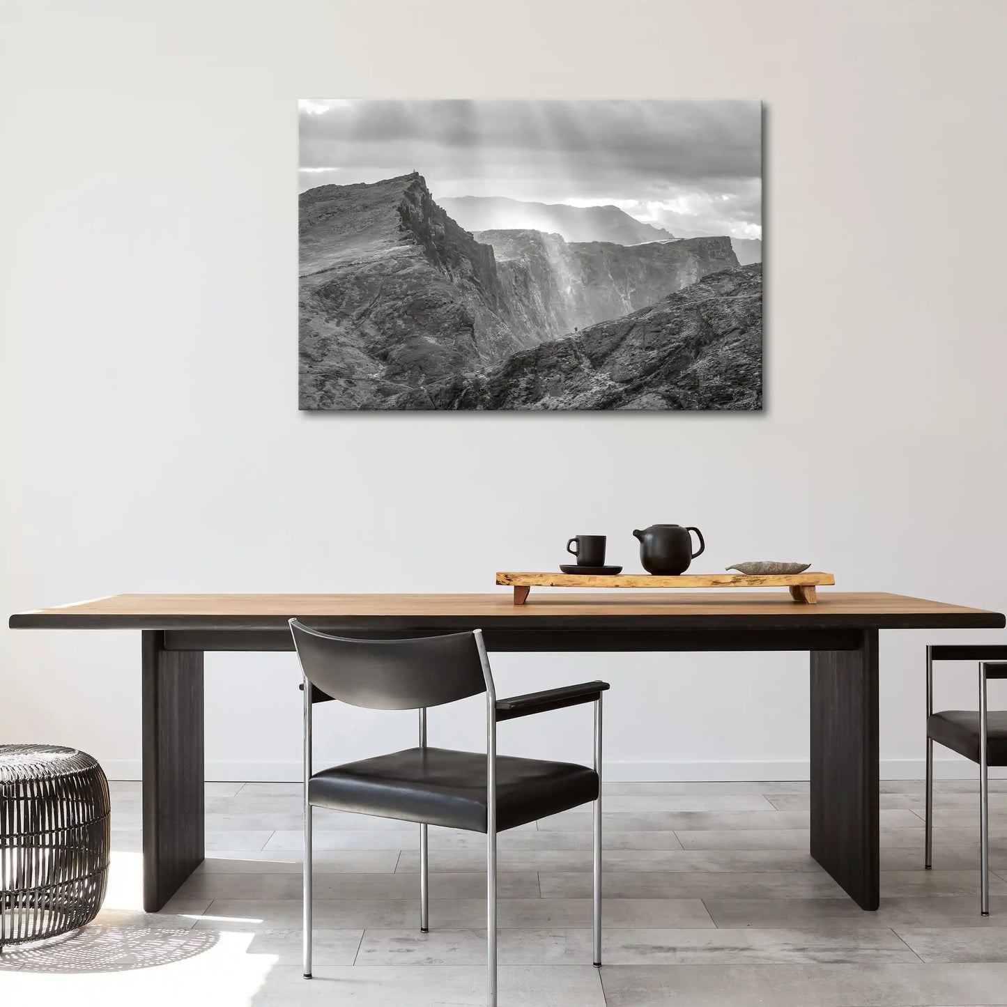 Leinwandbild Felsenlandschaft und Berge auf Maderia in schwarz weiß