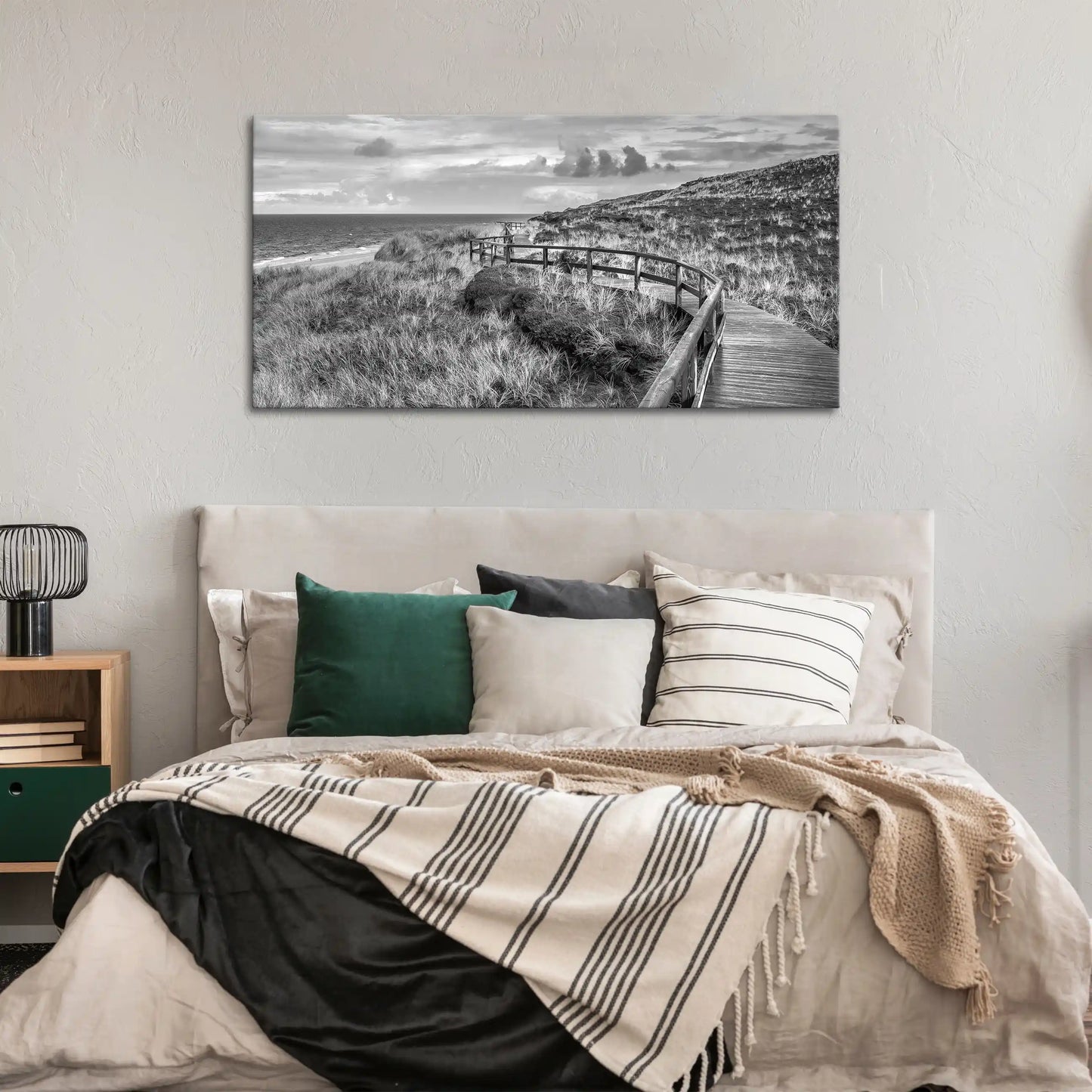 Leinwandbild Holzsteg in Düne an der Nordsee in schwarz weiß