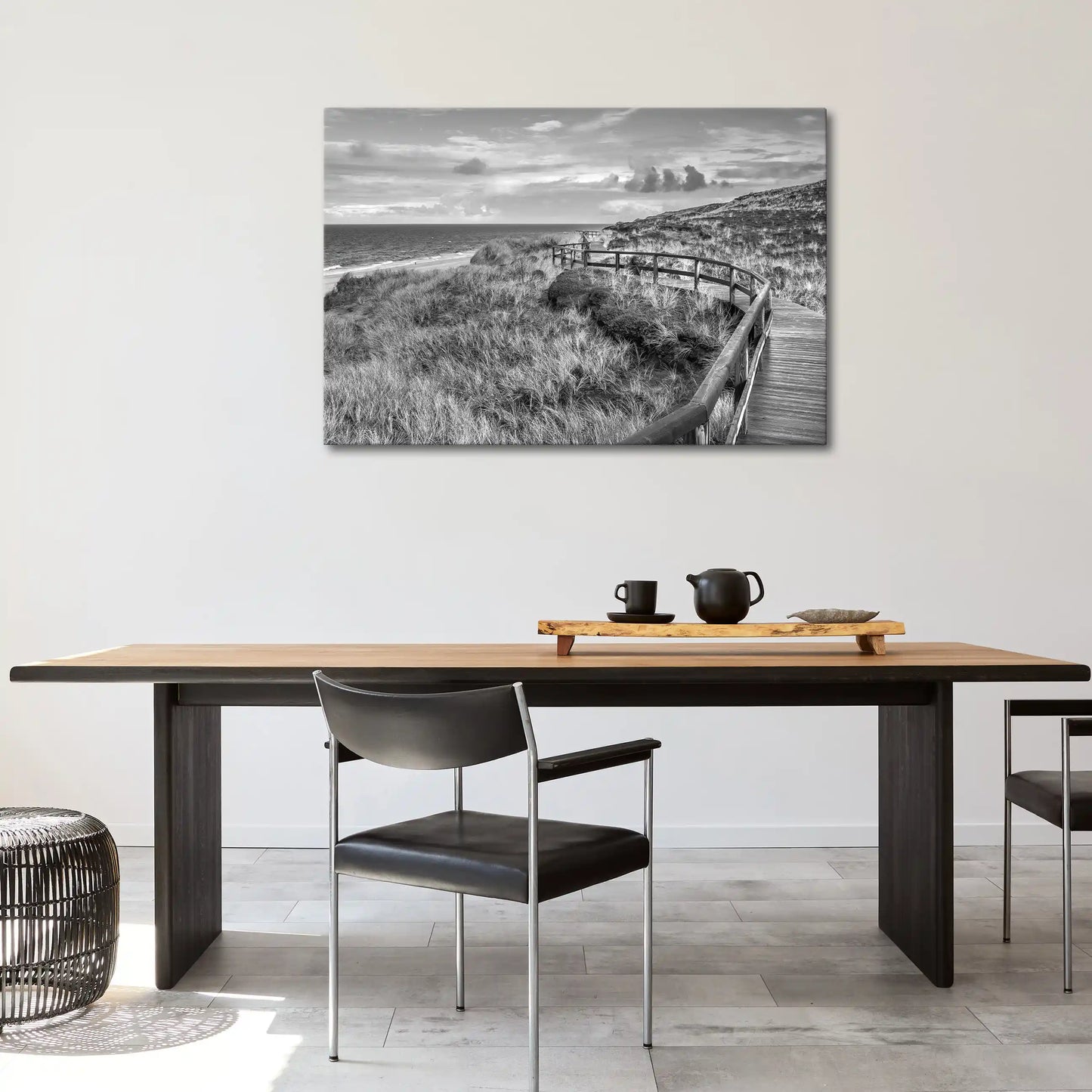 Leinwandbild Holzsteg in Düne an der Nordsee in schwarz weiß