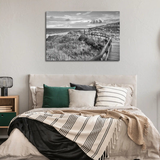 Leinwandbild Holzsteg in Düne an der Nordsee in schwarz weiß
