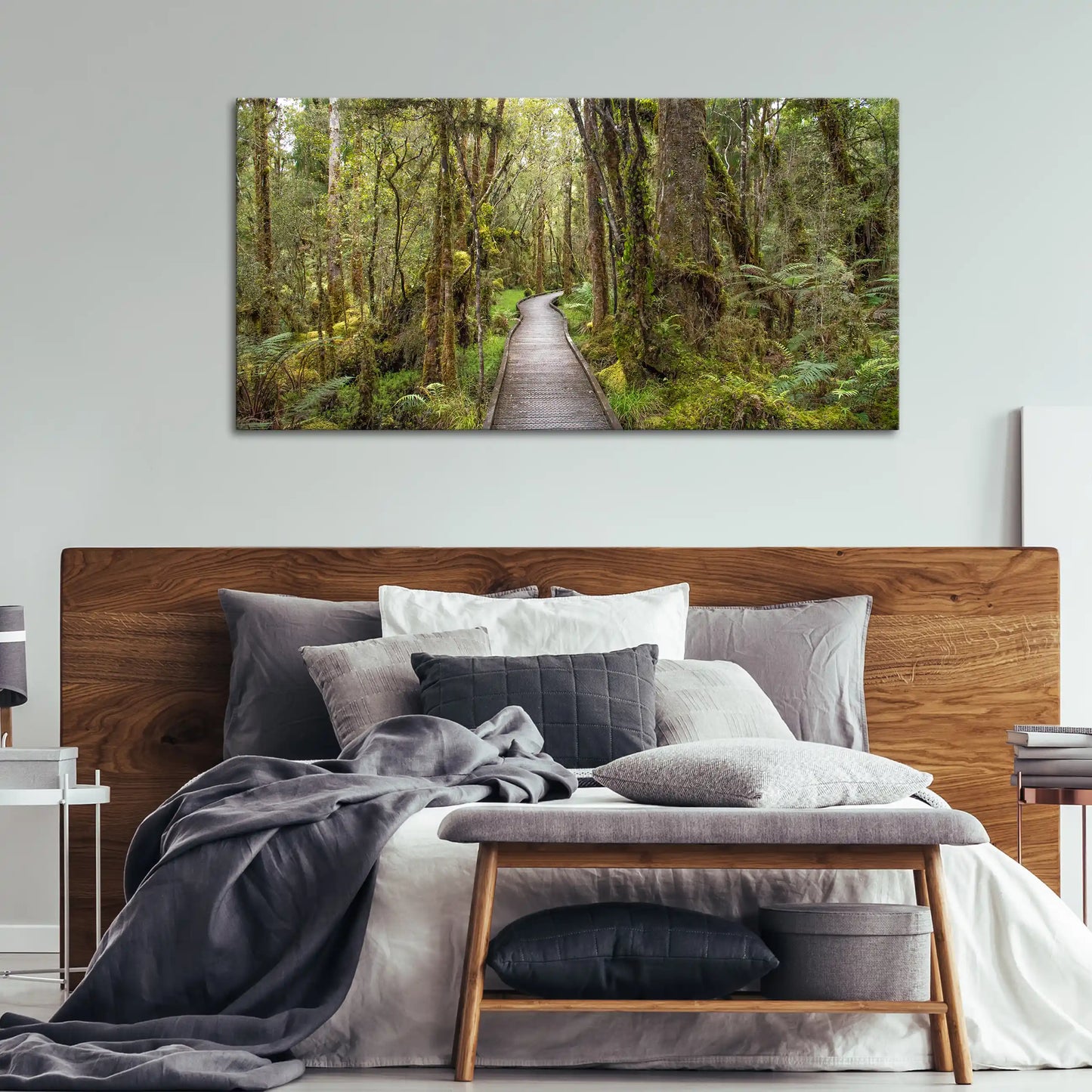 Leinwandbild mit Holzsteg durch dichten Regenwald