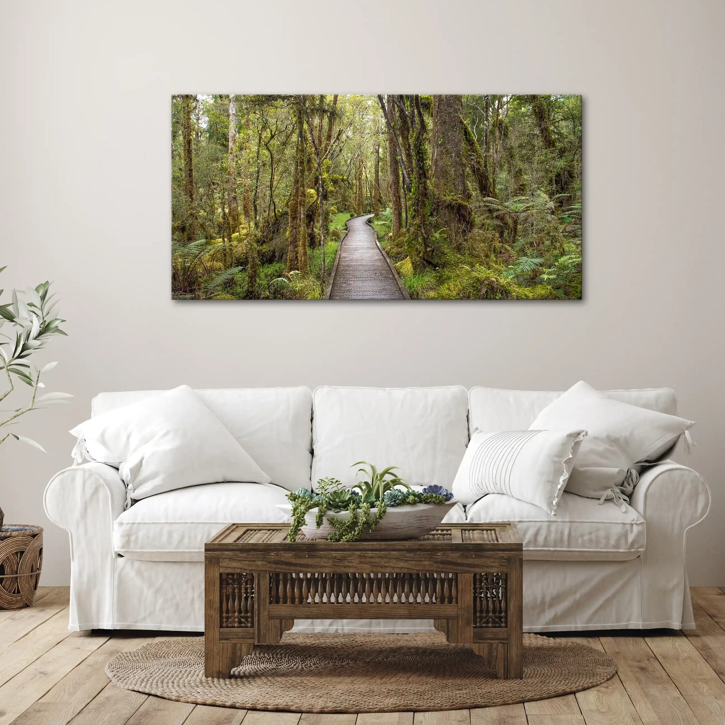 Leinwandbild mit Holzsteg durch dichten Regenwald