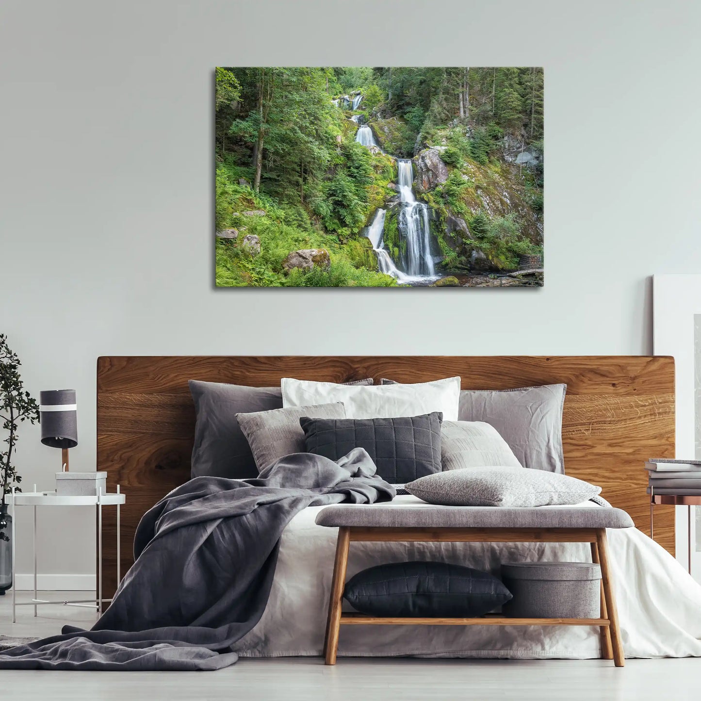 Leinwandbild mit Wasserfall im Schwarzwald umgeben von dichtem Wald
