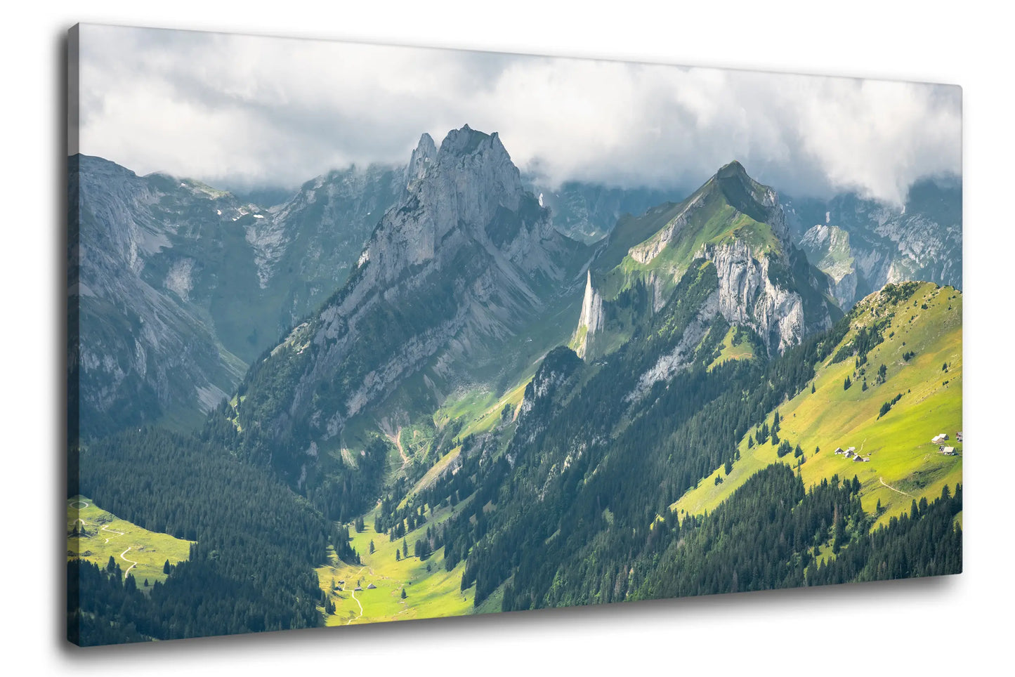 Leinwandbild Schweizer Alpenlandschaft bei bewölktem Himmel