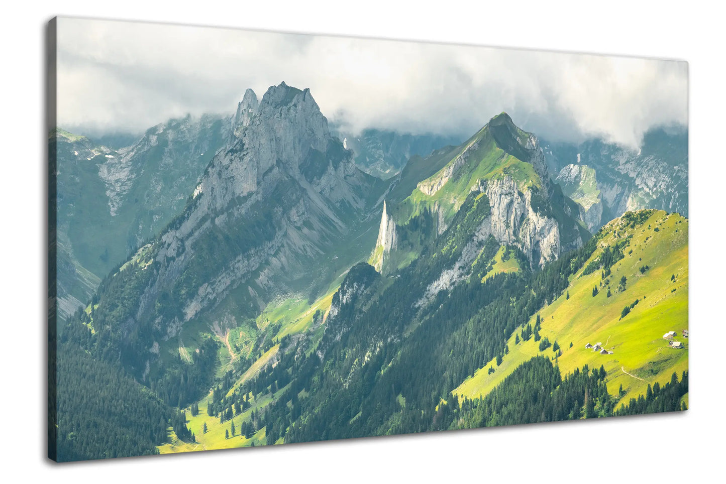 Leinwandbild Schweizer Alpenlandschaft bei bewölktem Himmel