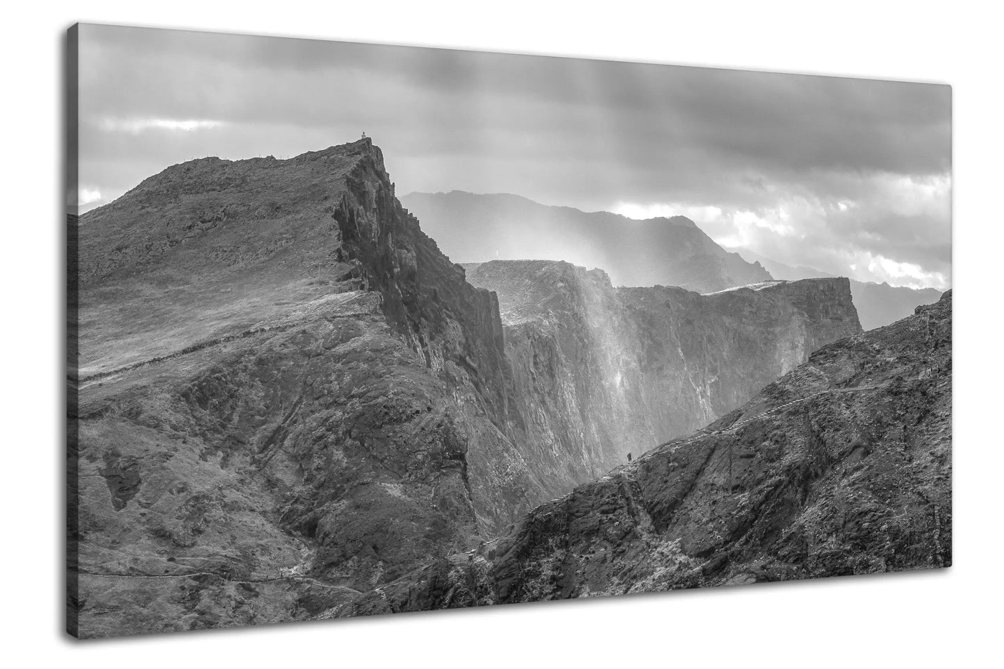 Leinwandbild Felsenlandschaft und Berge auf Maderia in schwarz weiß