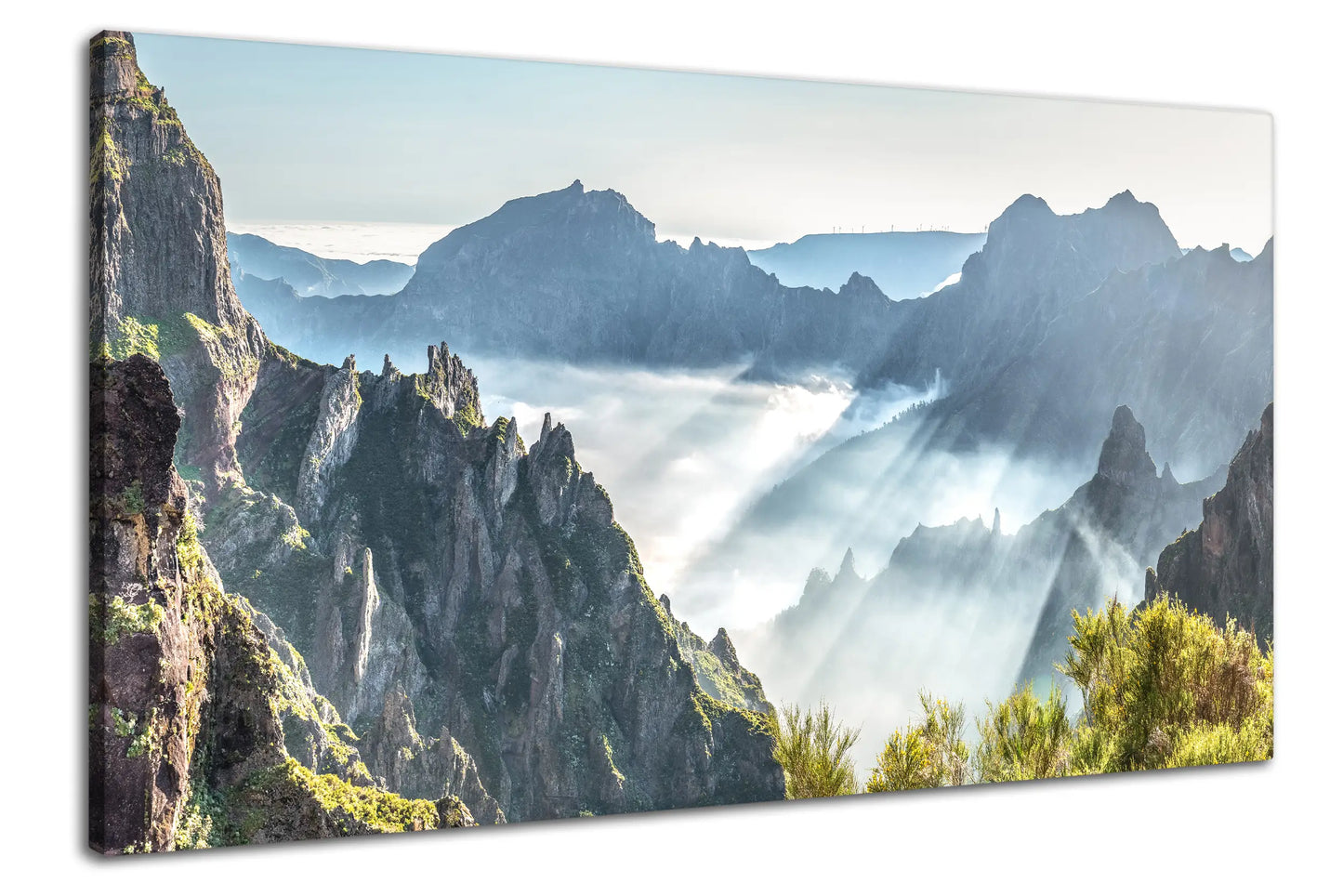 Leinwandbild Berge mit Nebel und Sonnenstrahlen auf Madeira