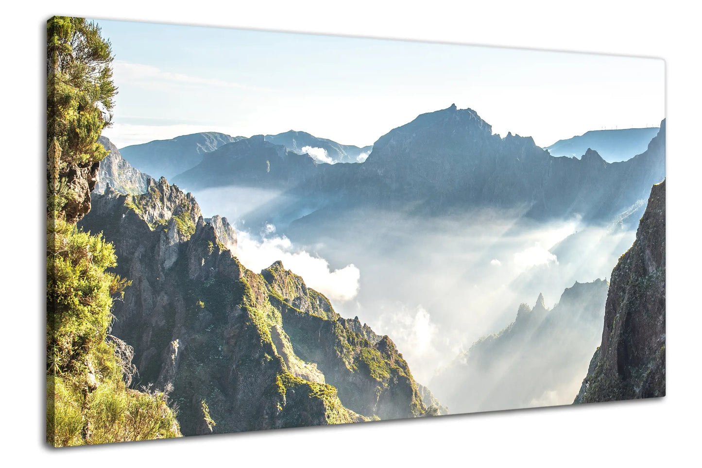 Leinwandbild Morgennebel mit Sonnenstrahlen auf Madeira