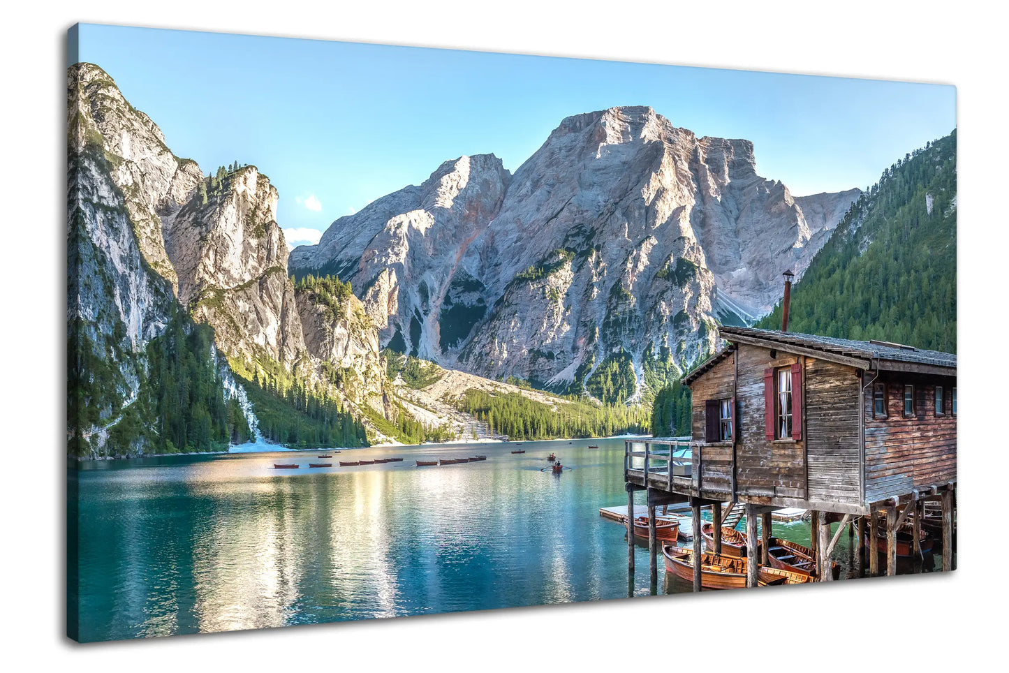 Leinwandbild Alpensee mit idyllischer Hütte und Bergen im Hintergrund
