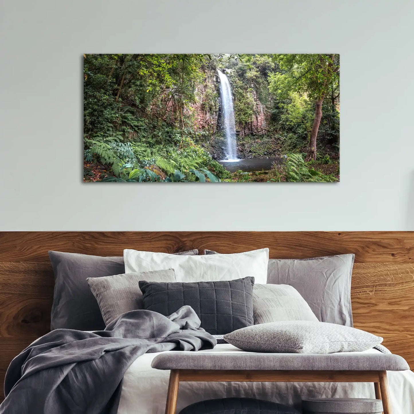 Wandbild Wald und Urwald an einem Wasserfall über Bett im Schlafzimmer