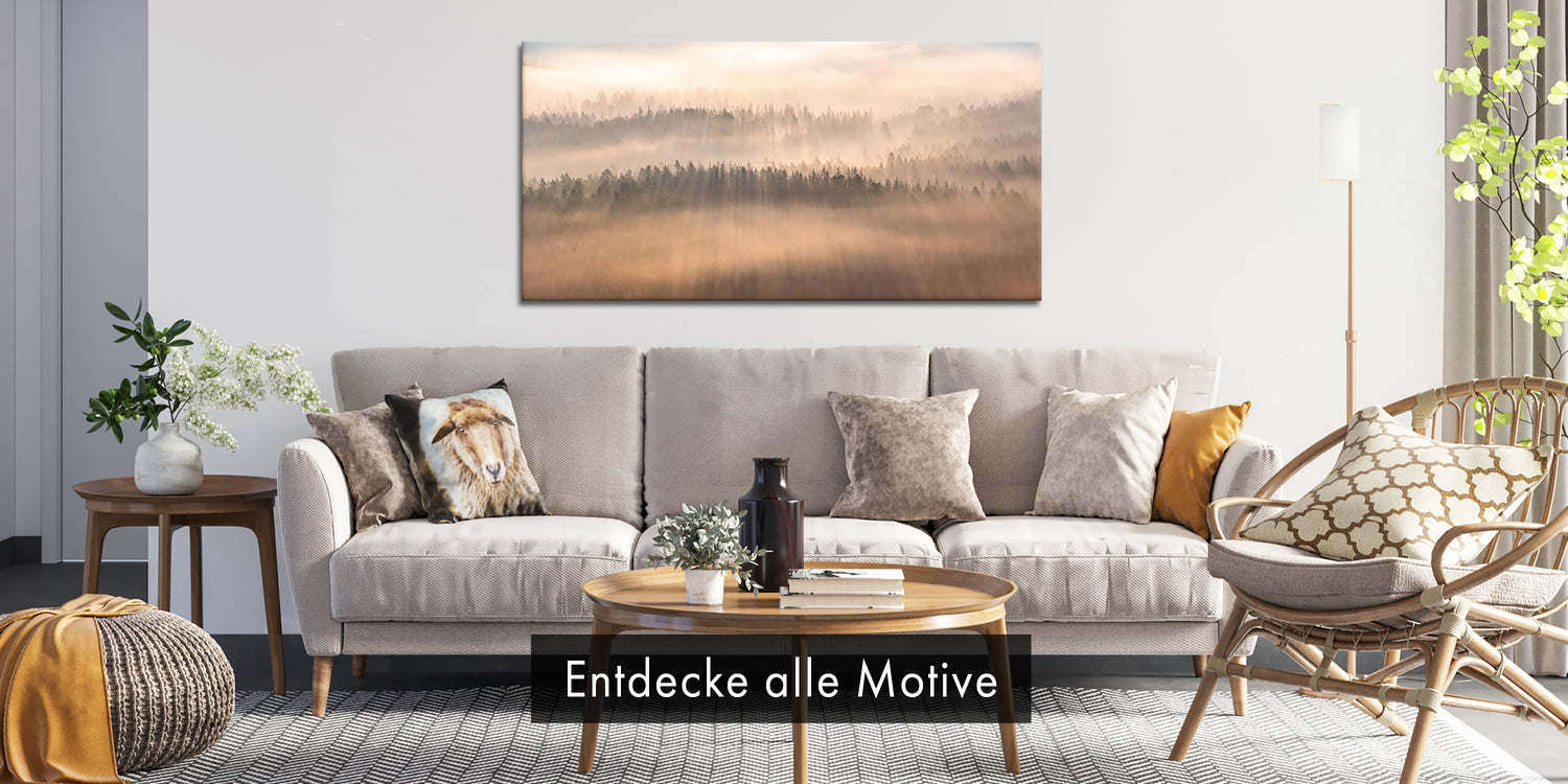 Wohnzimmereinrichtung mit Leinwandbild einer Nebellandschaft