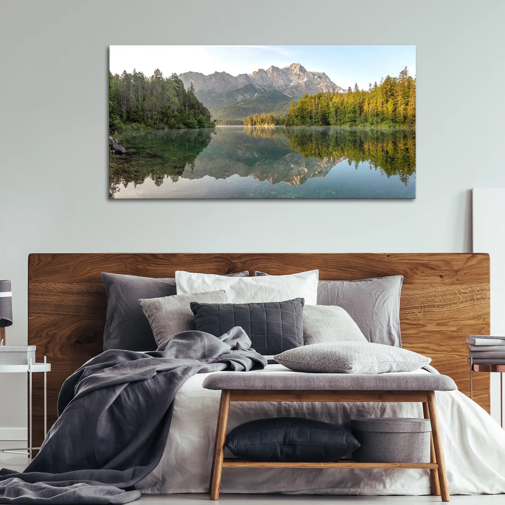 Leinwandbild alpine Berge vor einem stillen Bergsee bei Sonnenaufgang