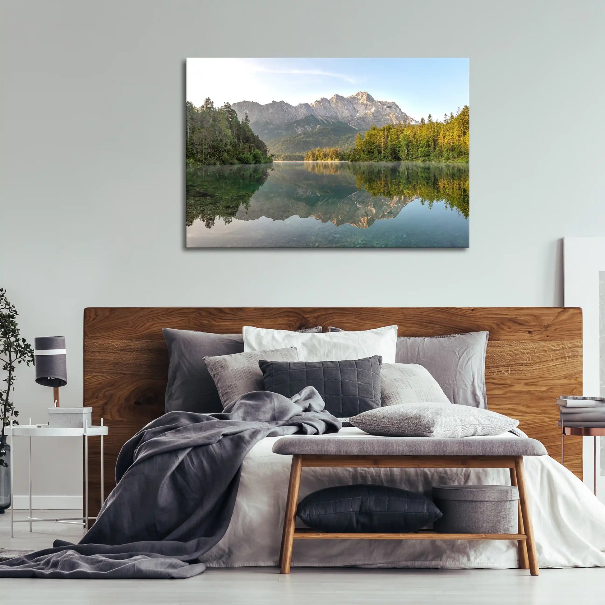 Leinwandbild alpine Berge vor einem stillen Bergsee bei Sonnenaufgang