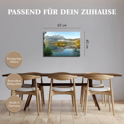 Leinwandbild alpine Berge vor einem stillen Bergsee bei Sonnenaufgang
