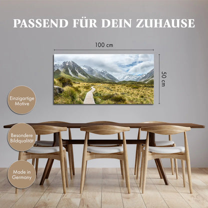Leinwandbild mit Wanderweg durch alpine Berglandschaft in Neuseeland