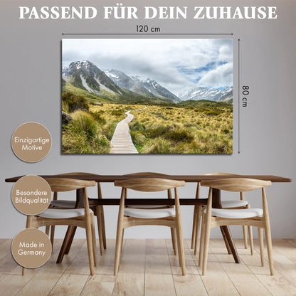 Leinwandbild mit Wanderweg durch alpine Berglandschaft in Neuseeland